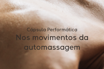 No fundo do card temos um recorte do dorso de um corpo humano com a incidência de uma luz sobre ele. Há destaque para a protuberância da escápula direita. Ao centro do card, o título da proposta “Cápsula Performática” e, abaixo em fonte maior “Nos movimentos da automassagem”. Ambas as frases em cor marrom. Fim da descrição.