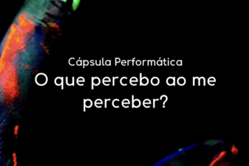 O card tem fundo preto, nele há partes de uma mão esquerda, que toma quase todo o card. Quase em formato de pinça, há uma parte do dedo indicador e o polegar, os dedos estão mais afastados, esses dois dedos estão manchados com tinta neon nas cores laranja, azul e verde. A tinta sobre a pele cria uma textura que lembra escamas.  Ao centro do card há o título: “Cápsula Performática”, logo abaixo na mesma fonte com tamanho um pouco maior o seguinte título: “O que percebo ao me perceber?”. Fim da descrição.