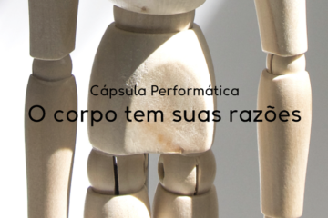 O card tem fundo claro, nele há um boneco de madeira clara, ele está com o peito virado para a frente, o mesmo boneco toma quase todo card. Existem alguns feixes da luz do sol que estão no corpo desse boneco. Fazendo um efeito entre luz do sol e sombras. As articulações dos ombros, cotovelos, punhos e virilha são em formato de bolinhas, já nas mãos, pernas, cintura, antebraços, braços e peito, são em formato de linhas, retângulos ou quadrados. No centro do card, há o título: “Cápsula Performática”, logo abaixo na mesma fonte na cor preta e com tamanho um pouco maior o seguinte título: “O corpo tem suas razões”. Fim da descrição.