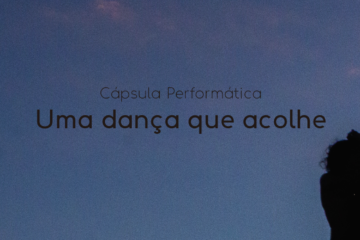 O card tem fundo claro azul e algumas nuvens rosas claro, dispostas em alguns lugares. Nele há uma pessoa no canto inferior direito com sua mão esquerda quase em seu cabelo com tamanho médio e sua mão direita está a frente de seu corpo, como um movimento dos braços, o corpo dessa pessoa está todo preto, devido ao efeito de sombra com o contraste do fundo. Ao centro superior em fonte da cor branca em caixa alta, está o nome do grupo: “TEATRO FLEXÍVEL”. No centro do card, há o título: “Cápsula Performática”, logo abaixo na mesma fonte na cor preta e com tamanho um pouco maior o seguinte título: “Uma dança que acolhe”, no centro inferior do card está o nome dos autores e das autoras, na cor branca, mas com tamanho menor, estão dispostos um abaixo do outro, são eles: “Filipe Cardoso; Flavia Grützmacher e Marcia Berselli”; fim da descrição.